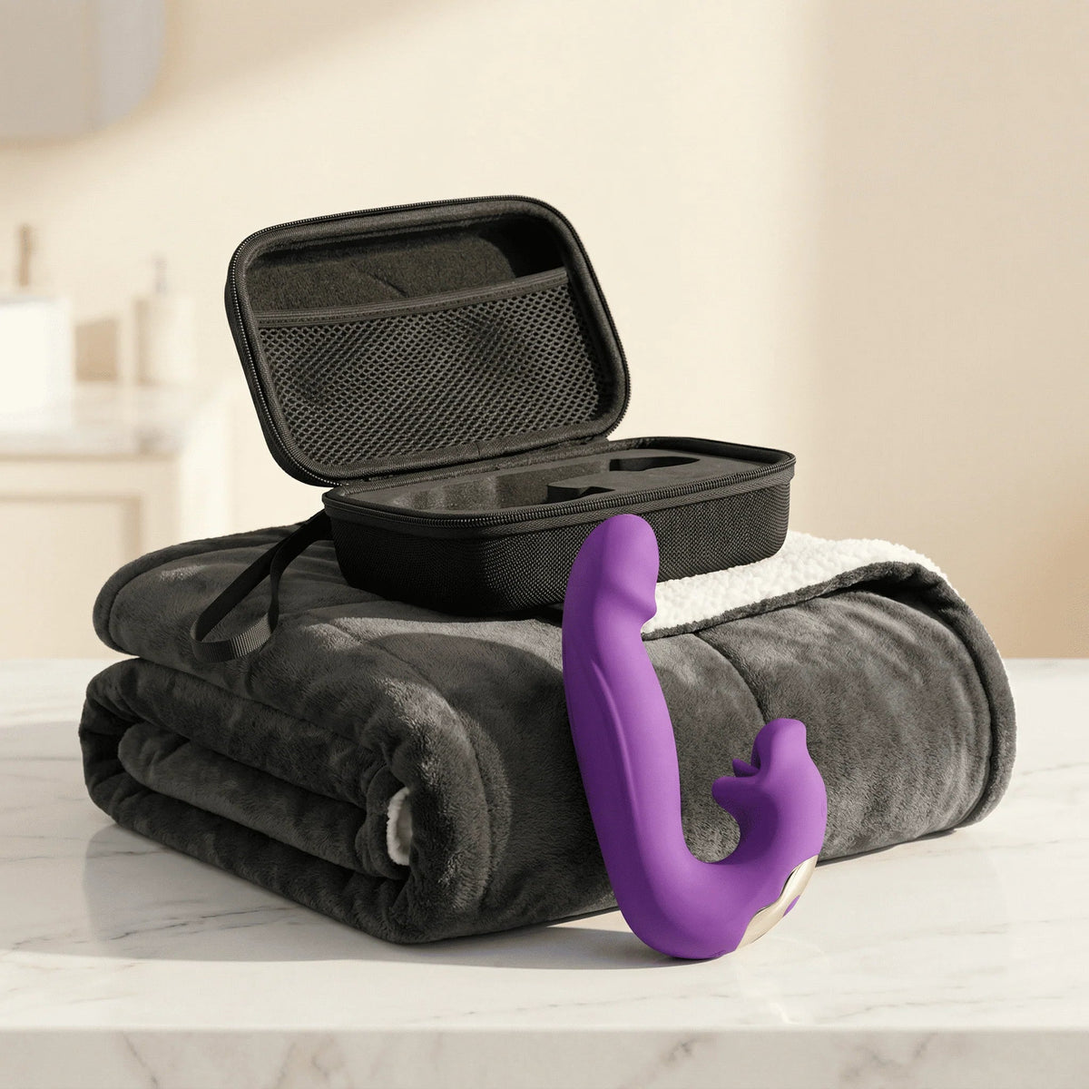 Premium-Set – FemPulse™, Etui und Decke – Produktabbildung 1